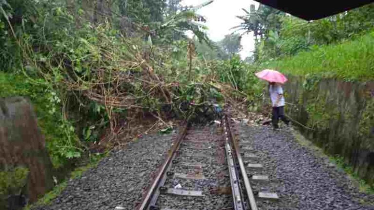 Imbas Longsor di Cibadak, Perjalanan KA Pangrango Dibatalkan. Penumpang Dialihkan