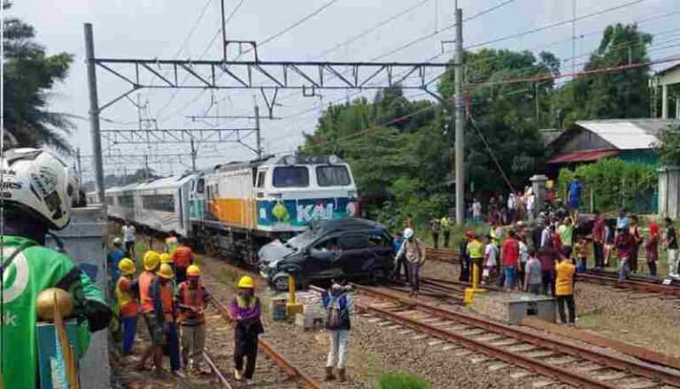 BREAKING NEWS – Minibus Tabrak KA Argo Sindoro di Tambun, Sejumlah Perjalanan KA Terlambat