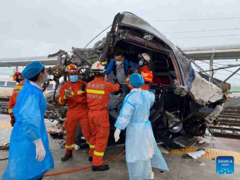 Kereta Cepat Cina Tabrak Puing Longsoran Tanah, Seorang Masinis Tewas dan Delapan Penumpang Luka-luka