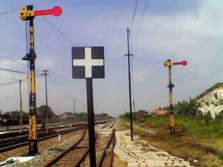 Setiap Masuk Stasiun, Masinis Harus Berhenti di Tanda Ini, Kenapa?