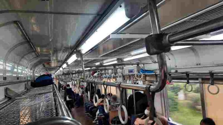 Naik KRL Selalu Waspadai Barang Bawaan Saat Disimpan di Rak Bagasi