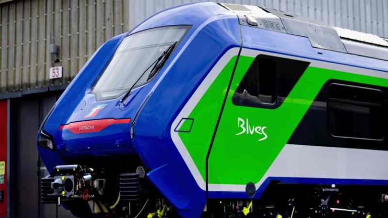 Hitachi Rail Luncurkan “Blues” di Italia – Kereta Bertenaga Hybrid, Bisa Pakai Listrik Pantograf, Baterai dan Diesel