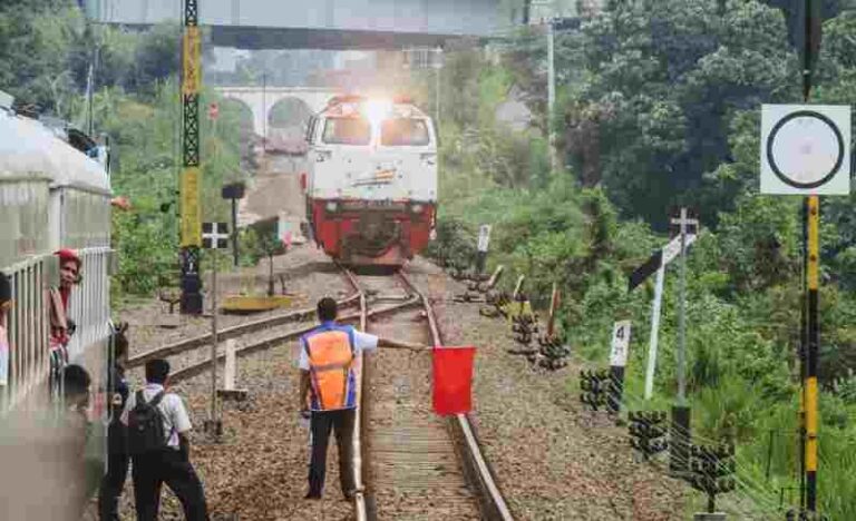 Kereta Api Bertemu dengan Bendera Merah, Masinis Harus Jalankan Kereta APi 5 km Per jam