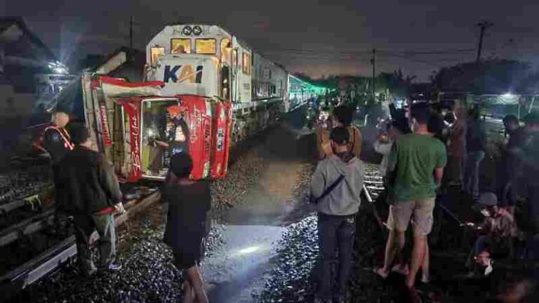 Tabrak Truk di Kawunganten, Perjalanan KA Kahuripan Terlambat, Penumpang Dapat Makan dan Minuman