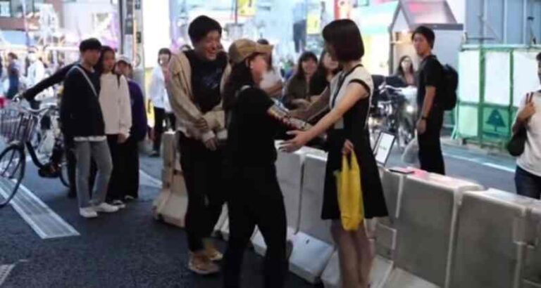 Cek Fakta, Hoax Video Robot Wanita Menyapa di Bandara Tokyo, Aslinya adalah Aksi Seorang Model di Stasiun