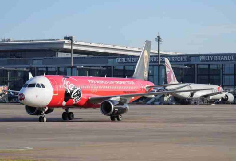 Airbus A320 dengan Livery Khusus Terbang Keliling 32 Negara Bawa Trofi Piala Dunia FIFA