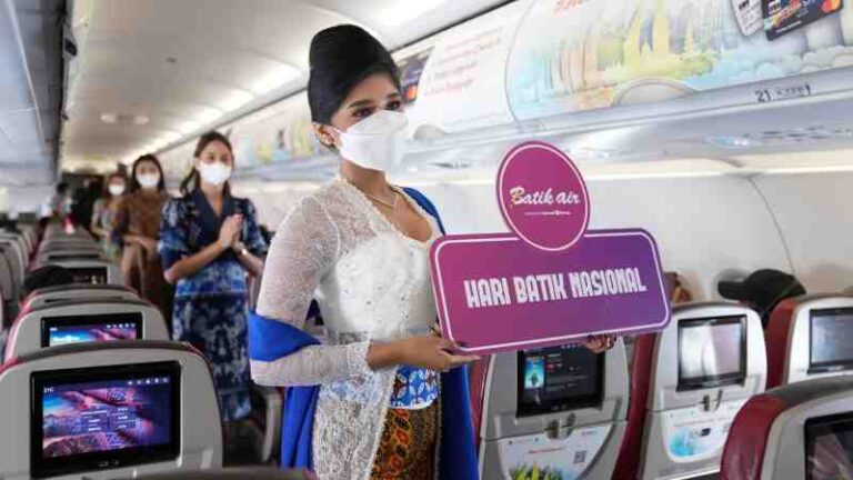 Batik Air Gelar Fashion Show di Udara Sembari Luncurkan Rute Baru dari Bandara Halim