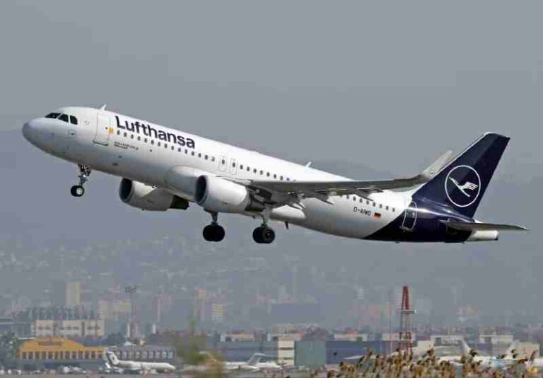 Badan Pesawat Airbus A320 Lufthansa Disulap Jadi Lukisan, Harganya Selangit