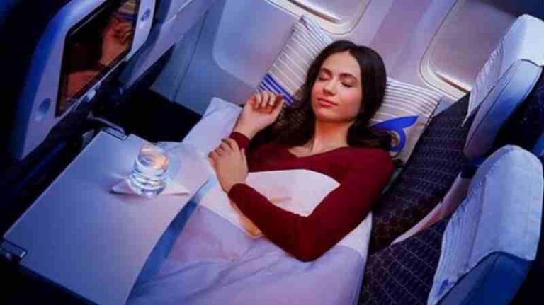 Apakah Pramugari Izinkan Penumpang Tidur di Kursi Pesawat yang Kosong Bak di Kasur?