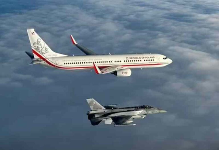 Amankan Jalur Penerbangan, Pesawat Timnas Polandia Dikawal Jet Tempur F-16