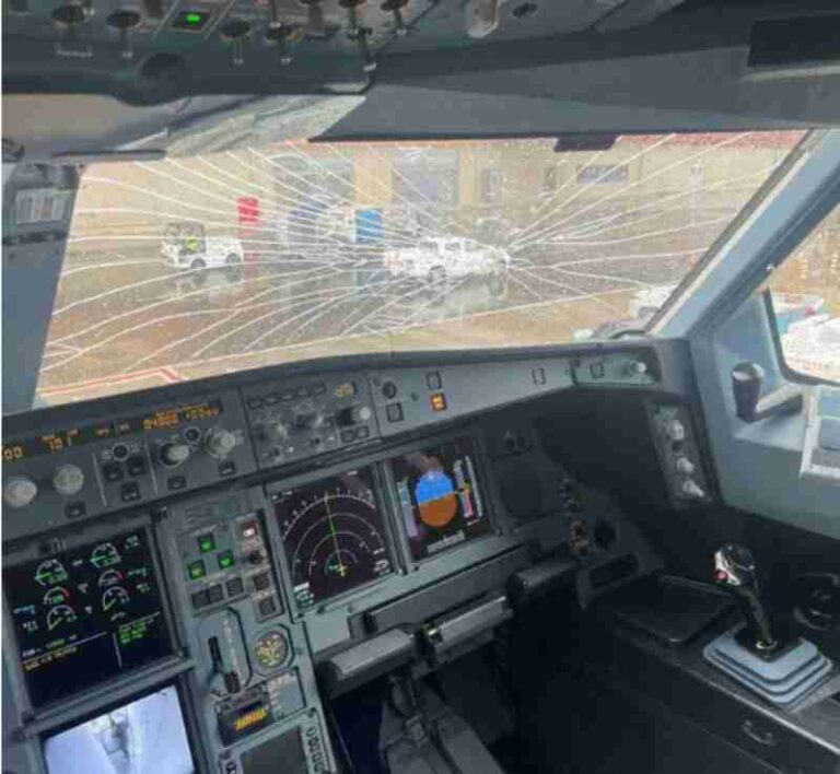 Terjang Hujan Es, Airbus A330-300 Saudia Rusak Parah Saat Mendarat di Jeddah