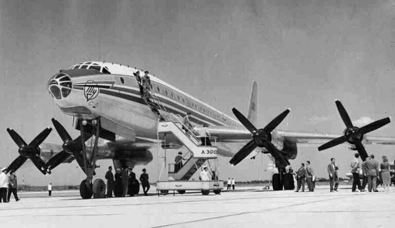 Hari Ini, 65 Tahun Lalu, Tupolev Tu-114 Rossiya Terbang Perdana dan Jadi Kebanggaan Uni Soviet