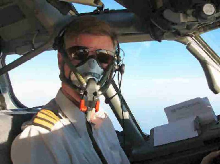 Apakah Pilot Pakai Masker Oksigen Khusus di Pesawat?