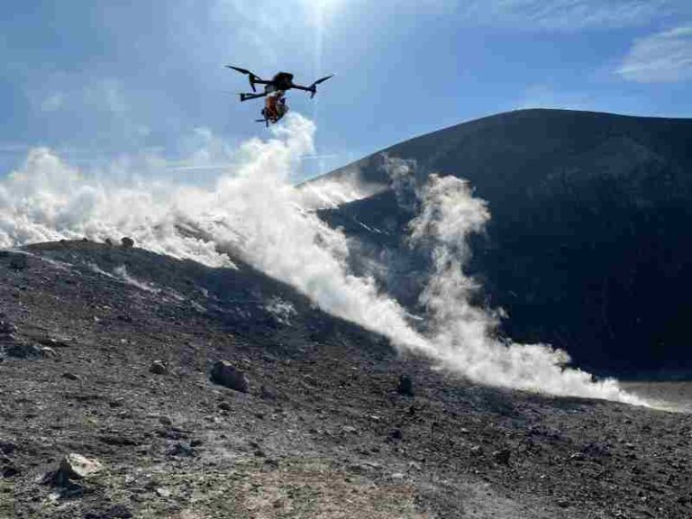 Drone Quadcopter Mini DJI Mavic 3 Mampu Prediksi Terjadinya Letusan Gunung