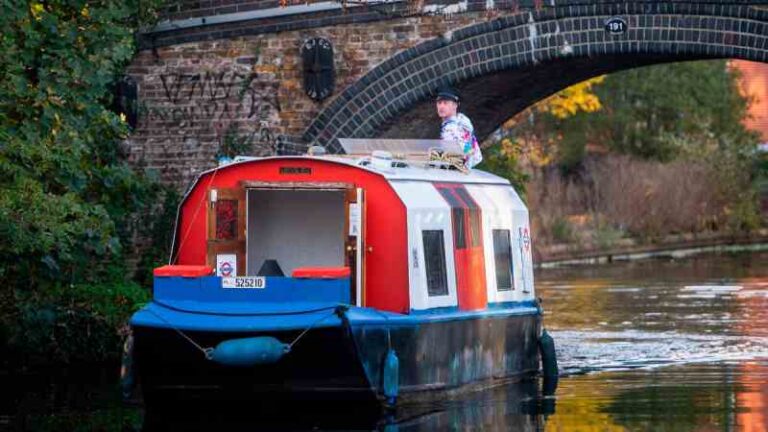 Inilah Wiggles – Rumah Perahu dengan Cita Rasa London Train Tube