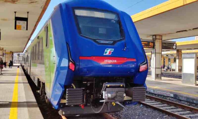 Hitachi Rail “Blues” Kereta Bertenaga Hibrida Tiga Moda Resmi Beroperasi di Sisilia Italia