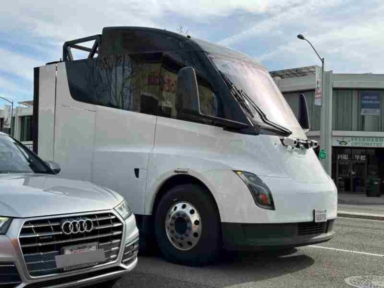 Meski Disangkal, Prototipe Truk Listrik Tesla Terlihat Menggunakan Sensor Lidar