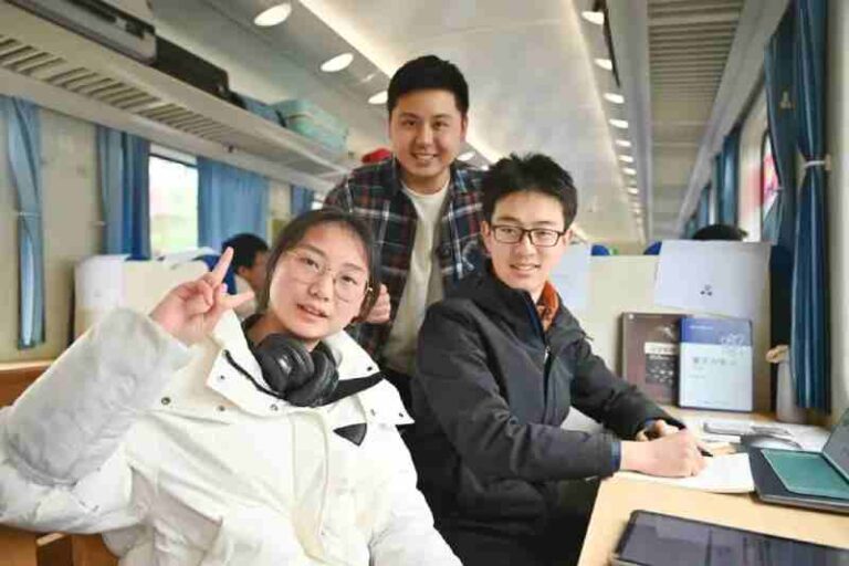 Unik! Ada Ruang Belajar-Perpustakaan di Kereta Lokal Cina, Ini Sederet Faktanya