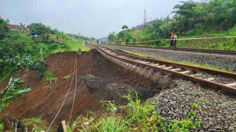 Jalur Rel Terdampak Longsor Batutulis, Perjalanan Kereta Pangrango Lintas Bogor – Sukabumi Dibatalkan
