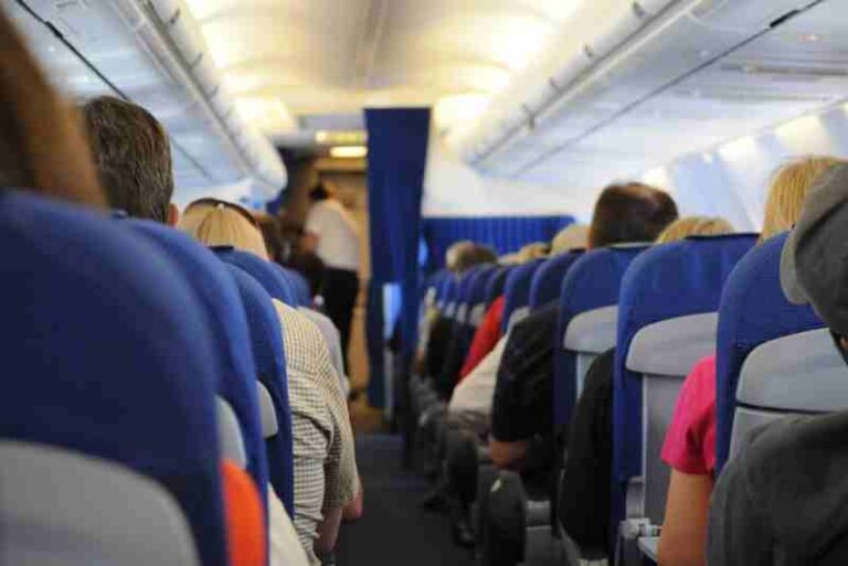 Saat Pilot Terbang Sebagai Penumpang, Haruskah Beritahu Pramugari dan Pilot?