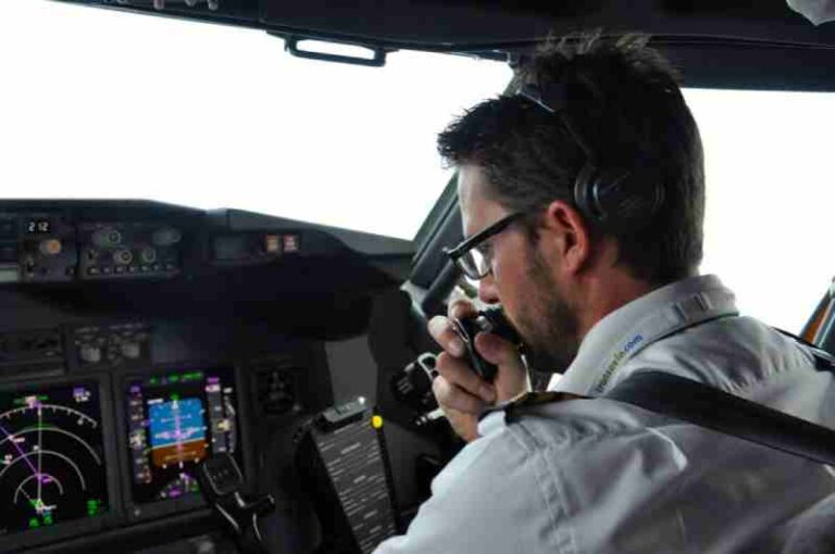 Sering dengar Pilot Ucapkan Kata “Roger”, Inilah Arti dan Sejarahnya