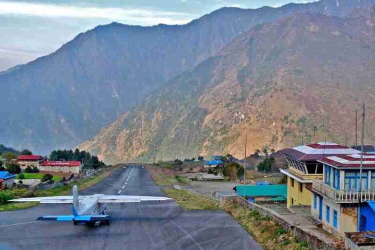 Bandara Lukla (Tenzing-Hillary) – Salah Satu Bandara Paling Berbahaya di Dunia, ‘Gerbang’ Pendakian ke Everest
