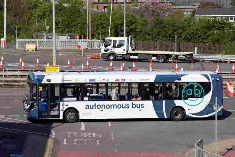Bus Otonom Pertama di Inggris Mulai Beroperasi dengan Melayani Penumpang