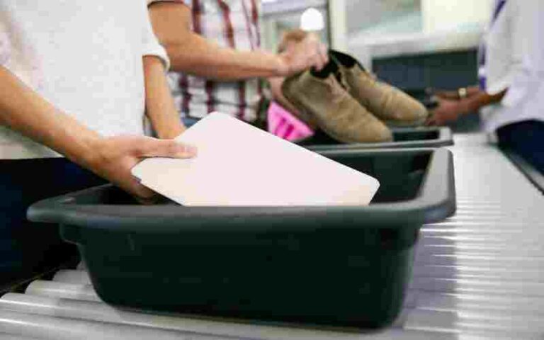 Keluarkan Laptop dari Tas Saat Pemeriksaan di Bandara, Ini Alasannya