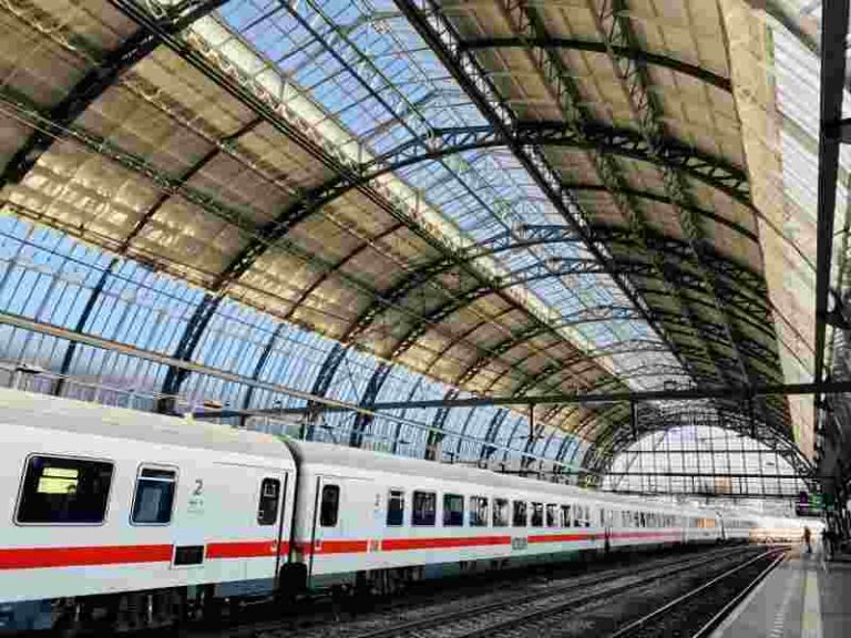Selain Jadi Stasiun Paling Ramah Lingkungan, Amsterdam Centraal adalah Landmark Wisata Bersejarah Tinggi