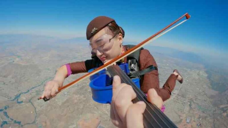 Awak Kabin Etihad Tampilkan “The Skydiving Orchestra Stunt” ala Mission Impossible