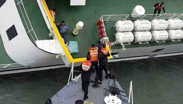 Inflatable Liferaft yang belum dikembangkan ke air.