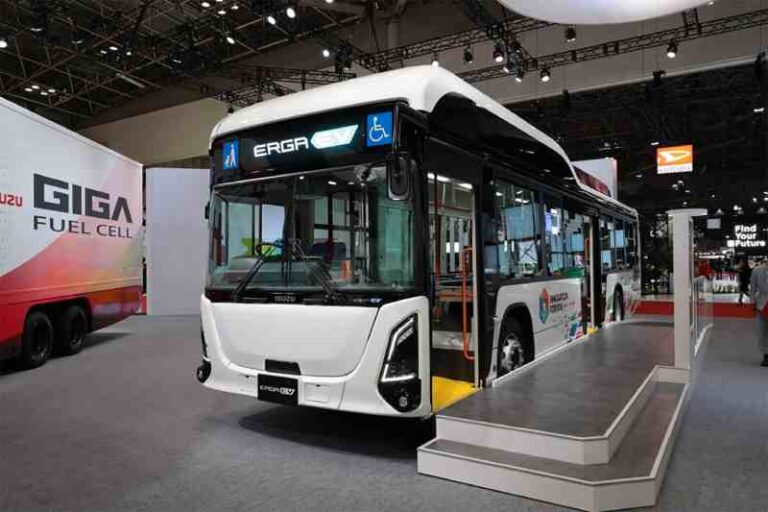 Isuzu Tampilkan “Erga EV” – Bus Listrik Pertama dengan Lantai Datar