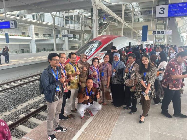 Hari ke-2 Operasional Berbayar, Okupansi Kereta Cepat Whoosh Rata-rata 50 Persen