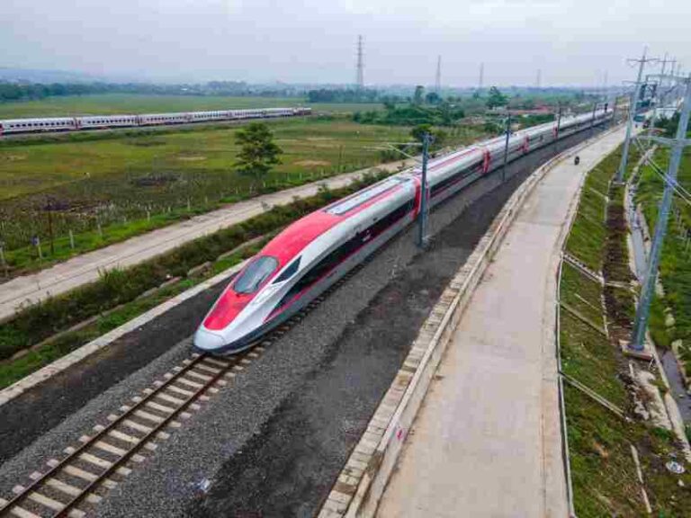 Mulai Januari 2026, Trip.com Jual Tiket Kereta Cepat Whoosh