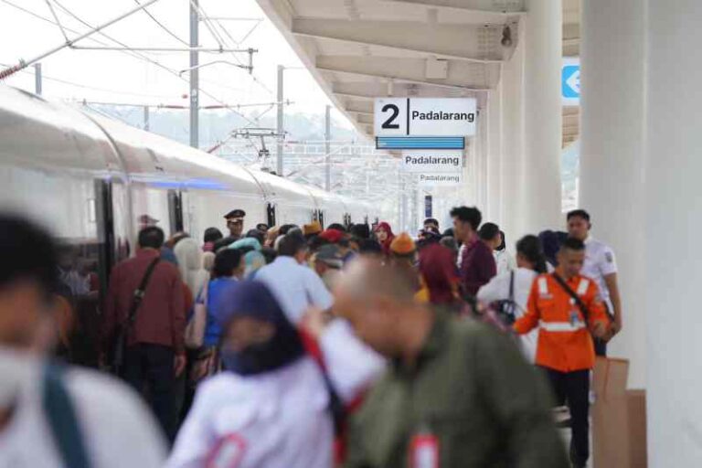 Belum Genap Setahun Beroperasi, Penumpang Whoosh Sudah Tembus 5 Juta dari 154 Negara