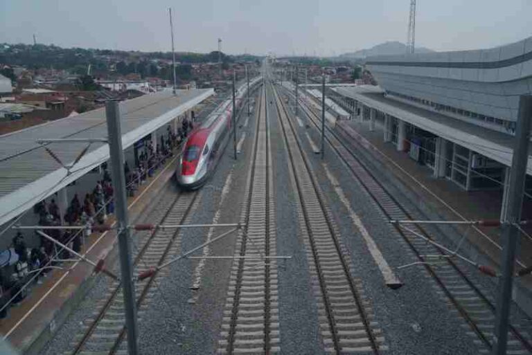Makin Ramai, Headway Kereta Cepat Whoosh Cuma 40 Menit