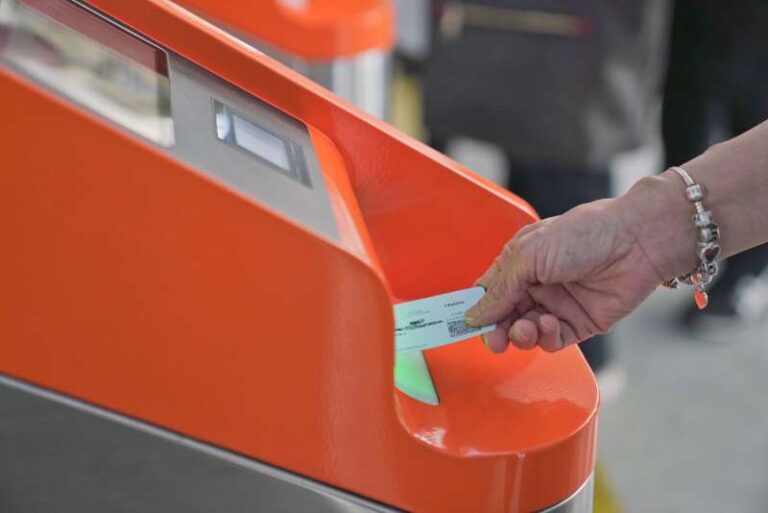 Penumpang Kena Penipuan Tiket Kereta Cepat Whoosh, Ini Imbauan KCIC