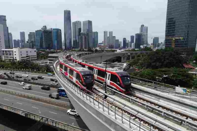 LRT Jabodebek Layani Lebih dari 2 Juta Pengguna Selama Maret 2025
