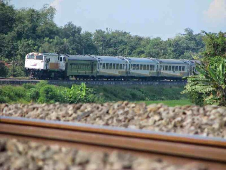 Bukan Tanggul Biasa, Inilah Fungsi Penting Tanggul Rel Kereta Api