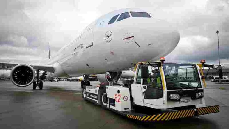 Selalu Wara-wiri di Apron, Tarik dan Dorong Pesawat Inilah Jenis Towing Tractors