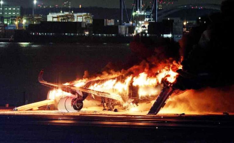 Evacuation Slide Jadi “Penyambung Nyawa” pada Insiden A350 JAL516 , Ternyata Punya Sejarah Panjang