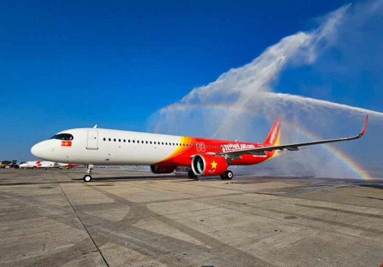Vietjet Rayakan 200 Juta Penumpang, Pengusaha India Jadi Penumpang ke-200 Juta