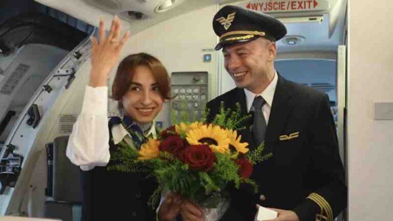 Romantis dari Polandia, Kapten Pilot Lamar Pramugari Disaksikan Para Penumpang