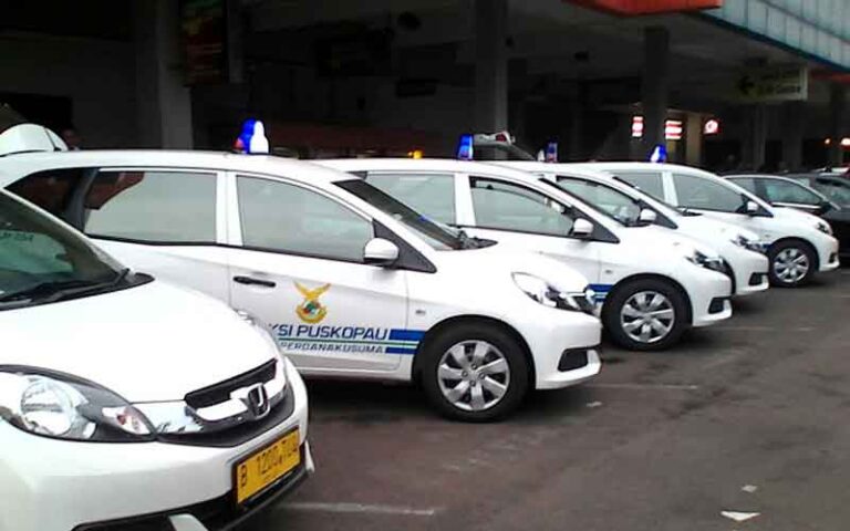 Tak Jelas Sejarahnya, Taksi Puskopau ‘Penguasa’ Bandara Halim Perdanakusuma