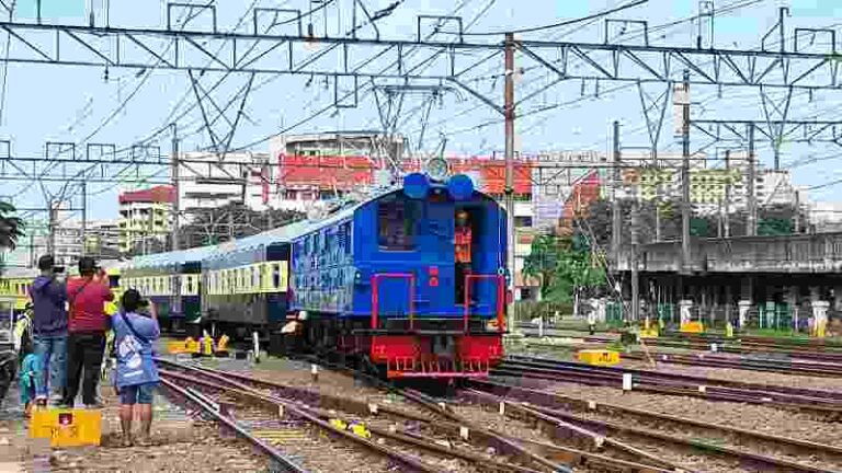 Sambut Parade 100 Tahun Operasional KRL, Railfans Kompak Kenakan Batik
