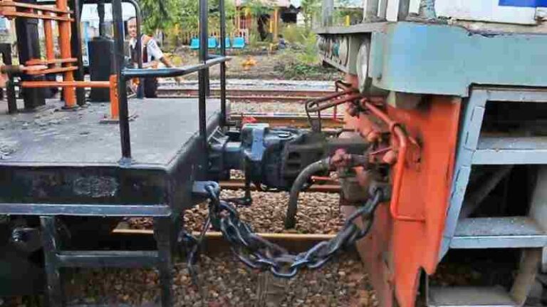Walau Sudah Gunakan Coupler Genggam, Sambungan Gerbong Kereta Tetap Gunakan Rantai, Ini Sebabnya