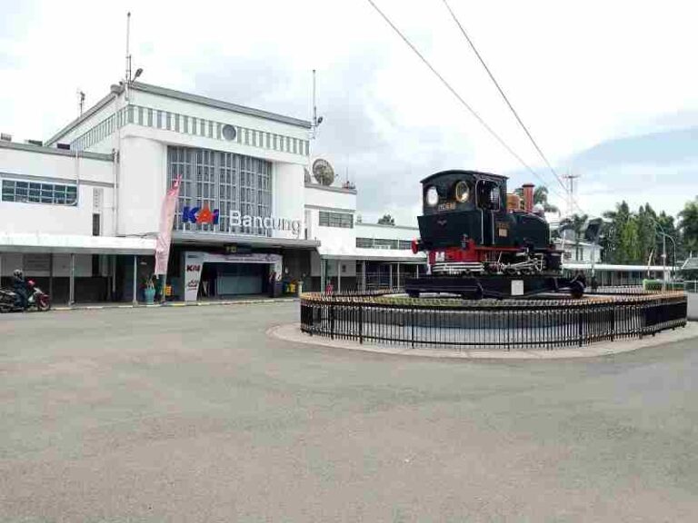 Stasiun KA Ini Memiliki Bangunan dengan Arsitektur Memukau, Ini Daftarnya!