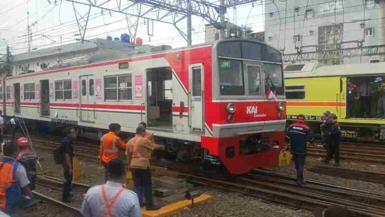 KRL Anjlok di Stasiun Jakarta Kota, Perjalanan KA Jarak Jauh Terganggu, Ini Daftarnya
