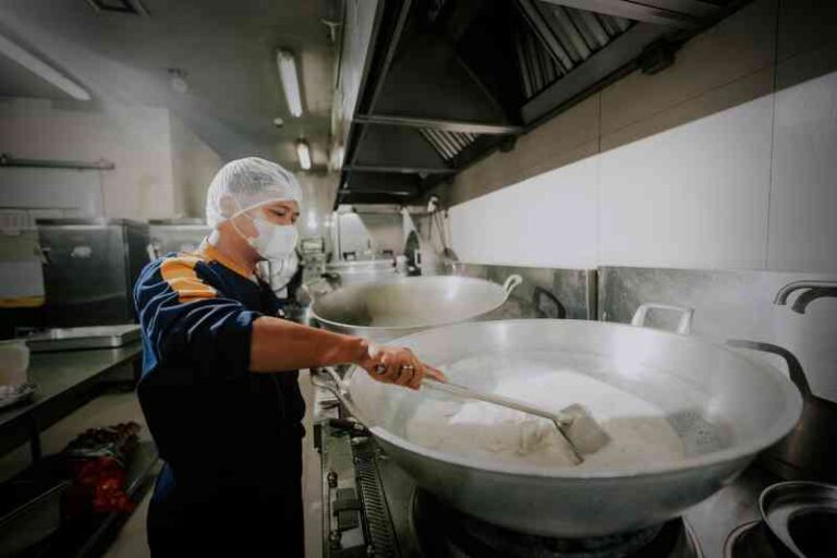 KAI Services Raih Sertifikasi Cara Produksi Pangan Olahan yang Baik (CPPOB) dari BPOM