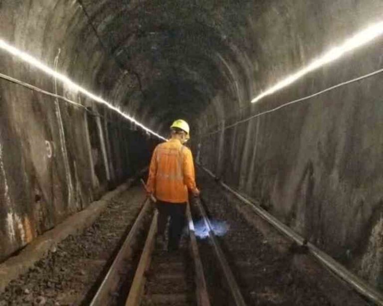 Inilah Sosok Paling Penting dalam Menjaga Kelancaraan Perjalanan Kereta Api saat Masuk Terowongan